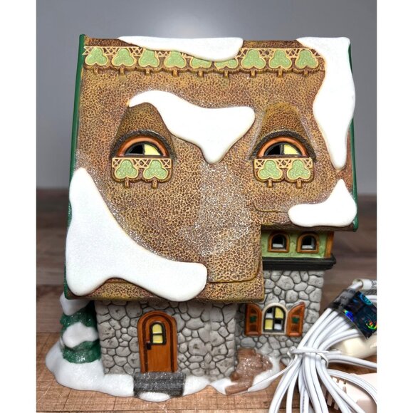 Department 56 McElfins Irish Restaurant & Gifts Lighted House North Pole series - Picture 4 of 9